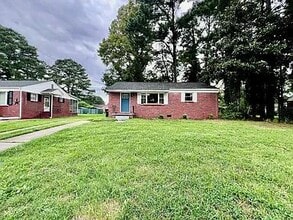 1008 Truman Rd in Suffolk, VA - Foto de edificio - Building Photo