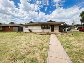 107 NE 6th St in Moore, OK - Foto de edificio - Building Photo