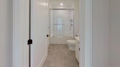 104 Warren St, Unit 2 in Boston, MA - Building Photo - Building Photo
