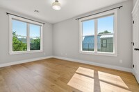 29 Woodbine St, Unit #302 in Somerville, MA - Foto de edificio - Building Photo