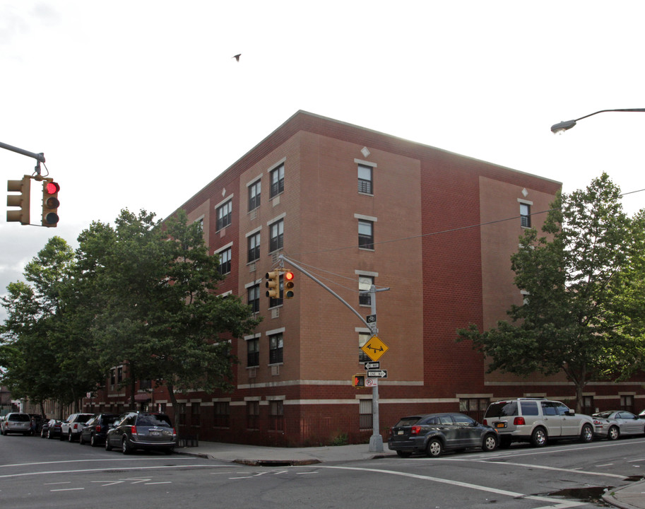 150 Linden St in Brooklyn, NY - Building Photo