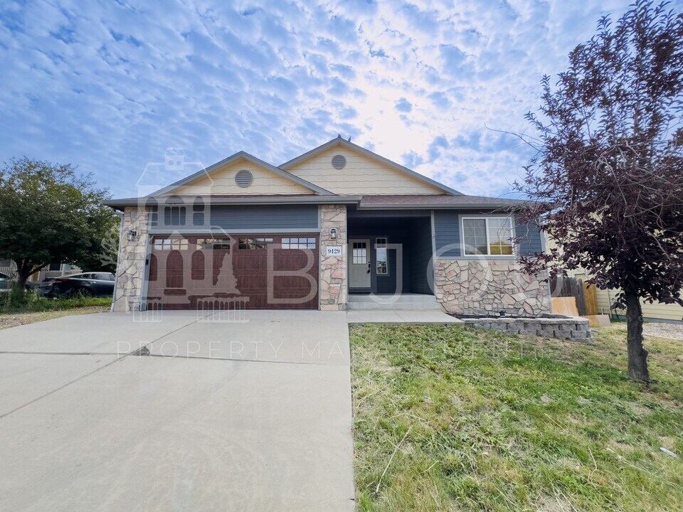 9429 Riverton Path in Fountain, CO - Foto de edificio