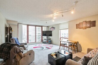 200 N Dearborn St, Unit 1103 in Chicago, IL - Building Photo - Building Photo