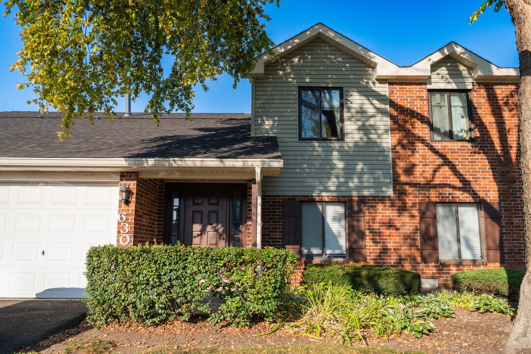 630 Cumberland Trail in Roselle, IL - Building Photo