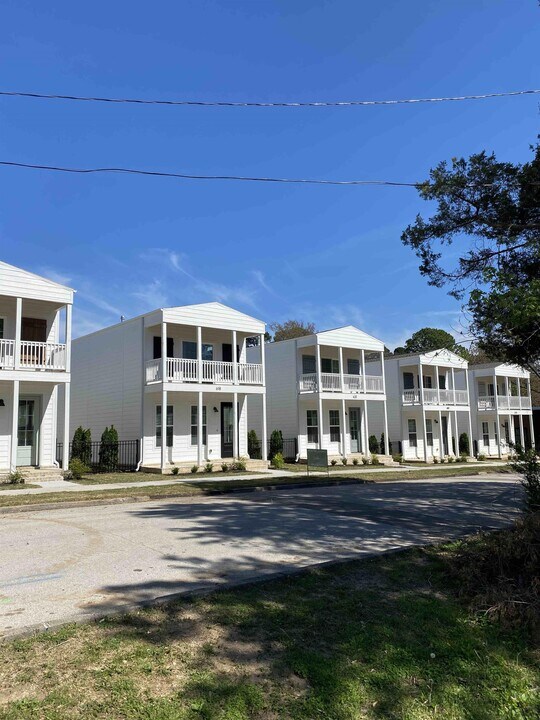 1041 S Hollywood Ave in Fayetteville, AR - Building Photo