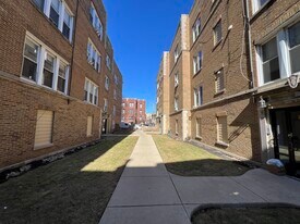 1701 W Albion Ave in Chicago, IL - Building Photo