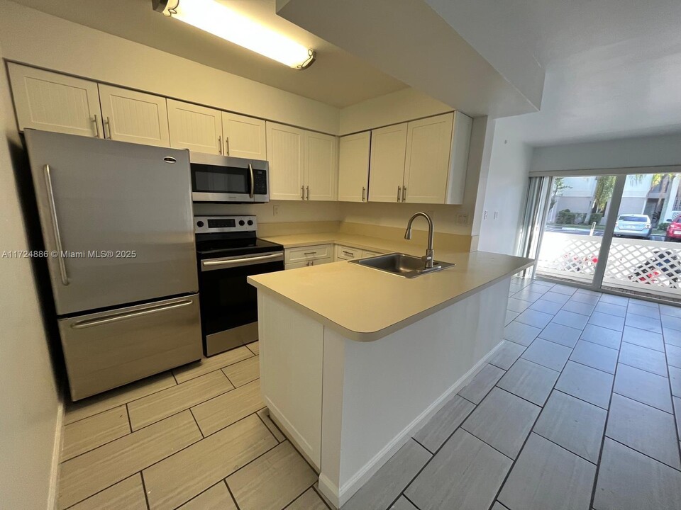 6755 NW 175th Ln in Hialeah, FL - Building Photo