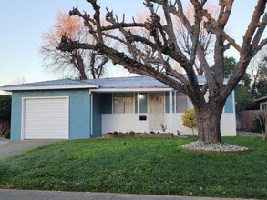 1490 Orange St in Red Bluff, CA - Building Photo - Building Photo