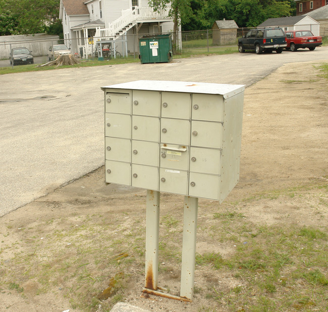 208 Pine St in Nashua, NH - Building Photo - Building Photo