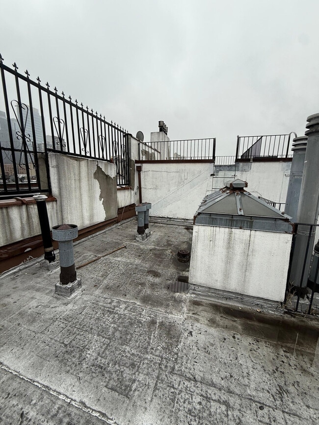 692 10th Ave, Unit SI ID1323940P in New York, NY - Building Photo - Building Photo