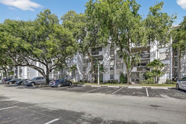 711 N Pine Island Rd, Unit 319