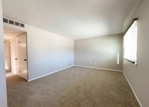 7912 Pine St in Taylor, MI - Building Photo - Building Photo