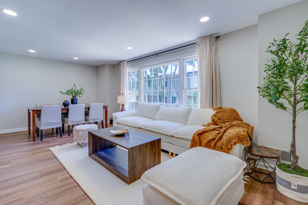 8056 Central Park Dr, Unit UL 1 in Alexandria, VA - Building Photo