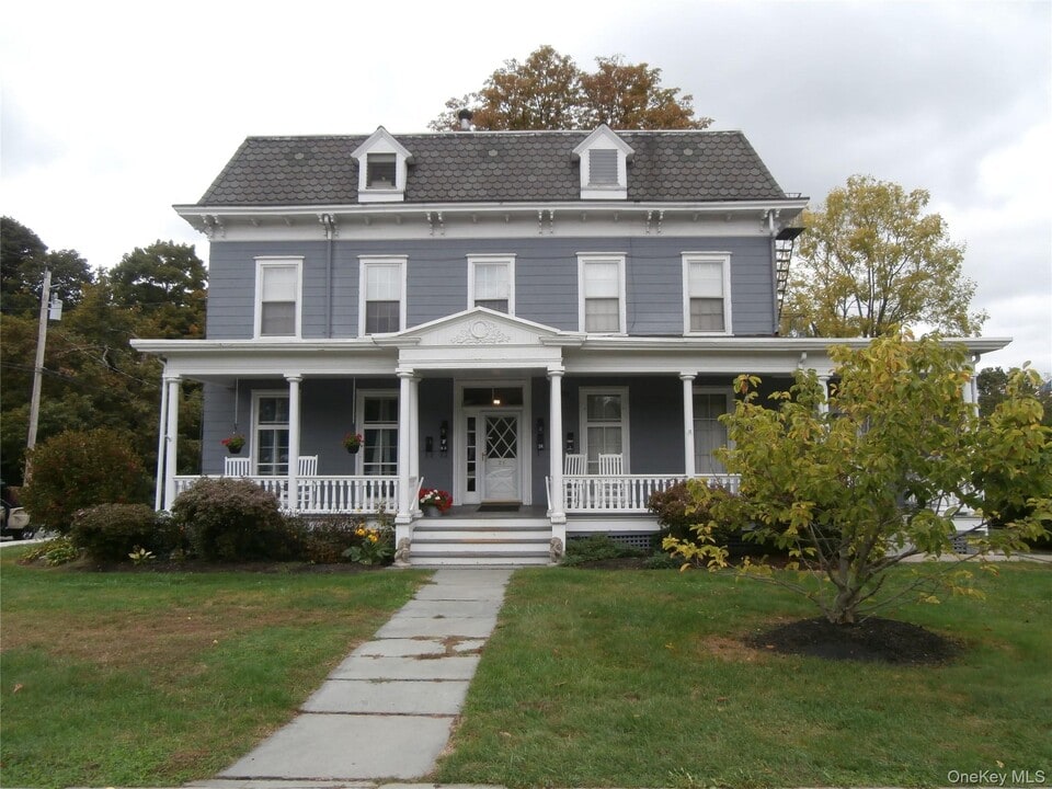 26 Oakland Ave in Warwick, NY - Building Photo