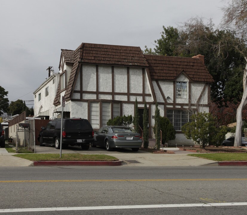 5825 Hazeltine Ave in Van Nuys, CA - Building Photo