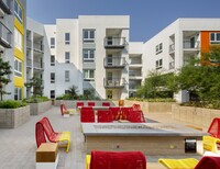 Symmetry in Northridge, CA - Foto de edificio - Building Photo