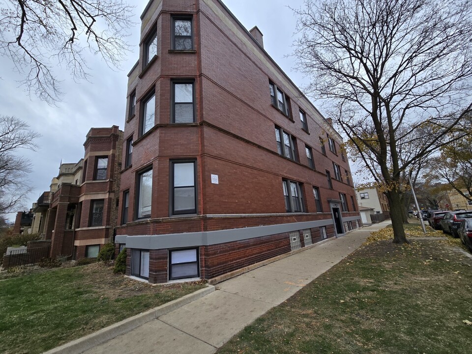 4704 N Leavitt St in Chicago, IL - Building Photo