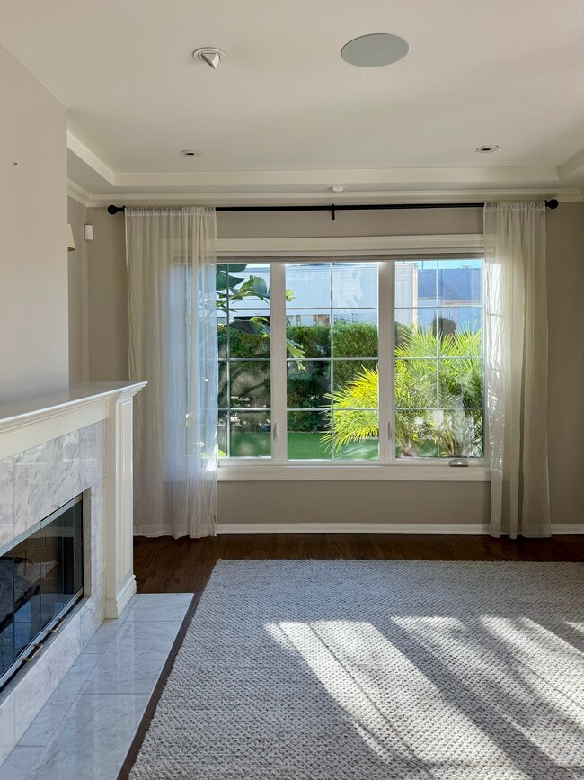 8000 Westlawn Ave in Los Angeles, CA - Foto de edificio - Building Photo