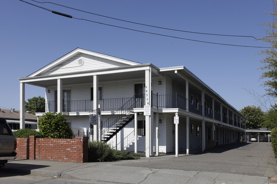 Colonial Manor Apartments in Castro Valley, CA - Building Photo