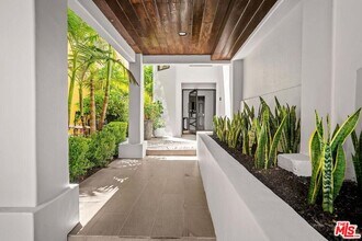 4811 Roma Ct in Los Angeles, CA - Building Photo - Building Photo