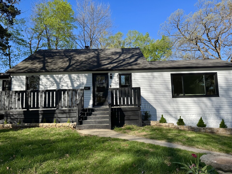 4940 Southridge Dr in Roeland Park, KS - Foto de edificio