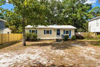 141 NE 15th St in Oak Island, NC - Foto de edificio - Building Photo