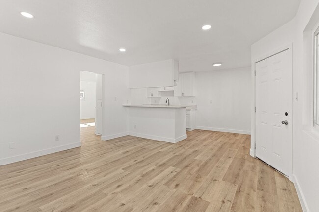 927 Daisy Ave