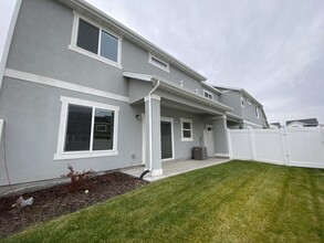 4234 W Fremont Park Ct in Riverton, UT - Foto de edificio - Building Photo