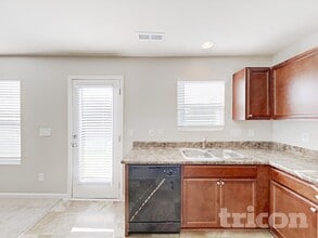 325 Emilies Crossing Way in Lillington, NC - Foto de edificio - Building Photo