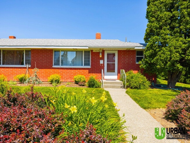 property at 1002 W Rockwell Ave