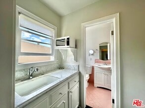 1728 El Cerrito Pl in Los Angeles, CA - Building Photo - Building Photo