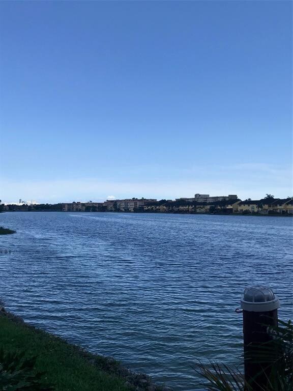 598 NE 199th Terrace in Miami, FL - Building Photo - Building Photo