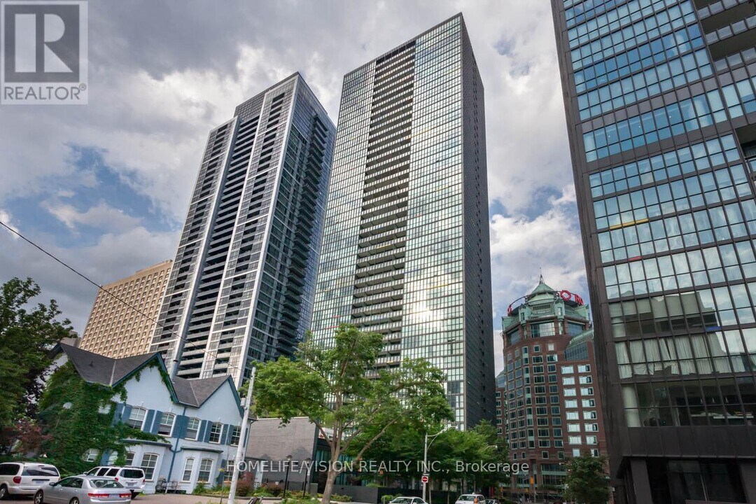 110-1110 Charles St E in Toronto, ON - Building Photo