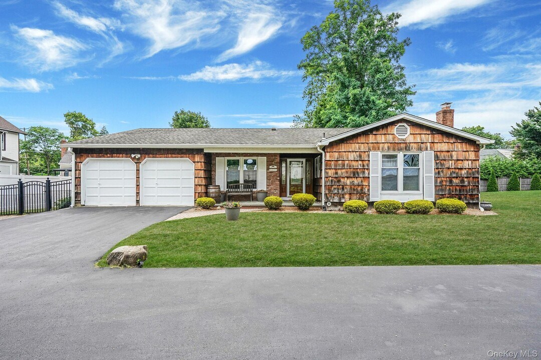 386A Glen Cove Ave in Glen Head, NY - Building Photo