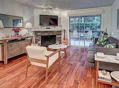 210 9TH ST in Kirkland, WA - Building Photo