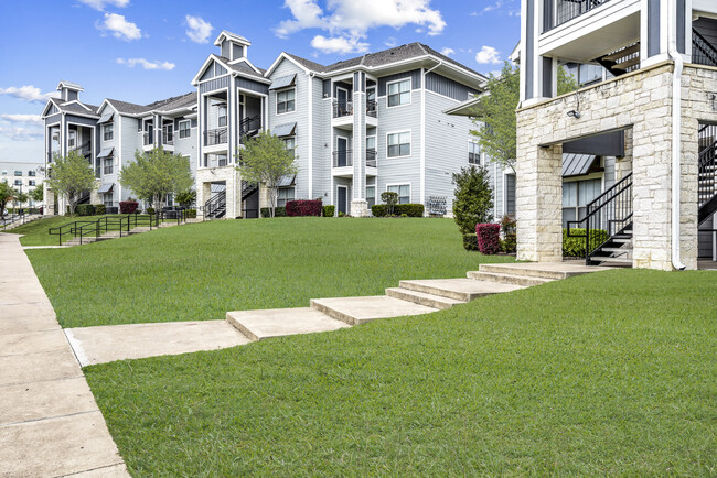 Harris Branch Apartments in Austin, TX - Foto de edificio - Building Photo