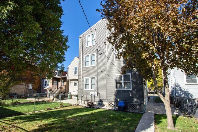 2251 W Montrose Ave-Unit -3 in Chicago, IL - Building Photo - Building Photo