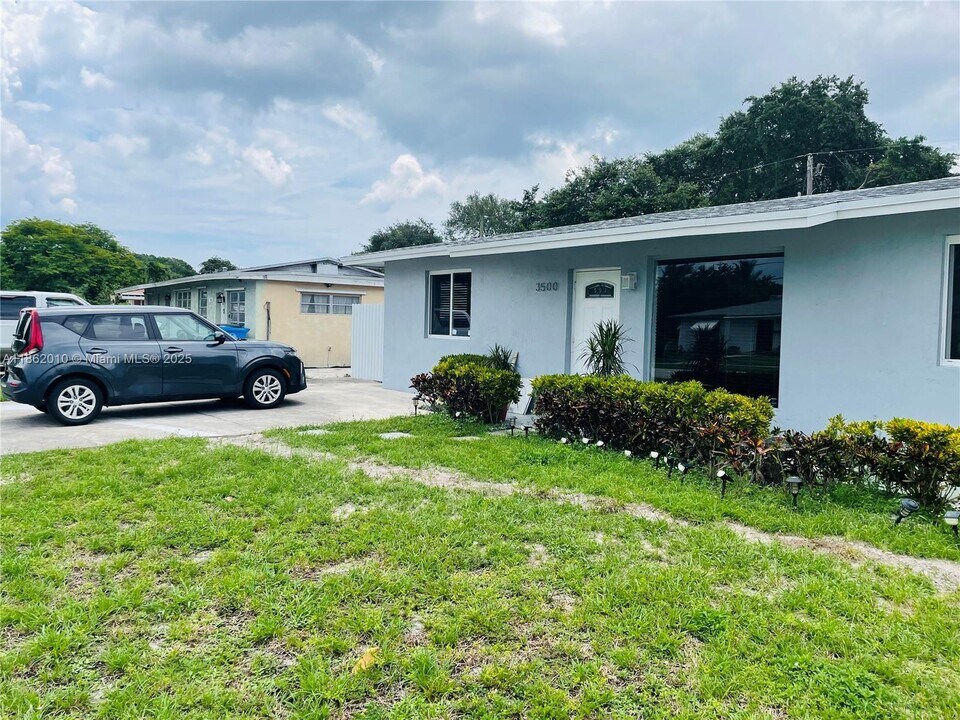 3500 SW 36th St in West Park, FL - Building Photo