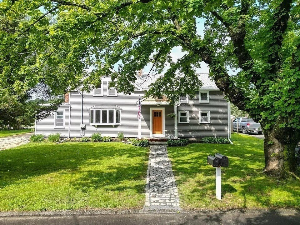 37 Wing Ln in Acushnet, MA - Building Photo