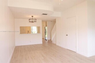 16686 Hemingway Dr in Weston, FL - Building Photo - Building Photo