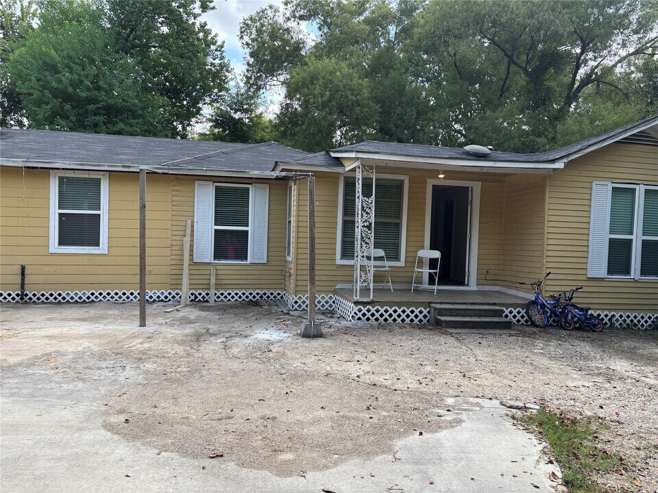 13616 Chrisman Rd in Houston, TX - Building Photo