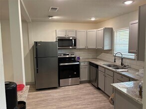 529 NE 4th St in Grand Prairie, TX - Building Photo - Building Photo