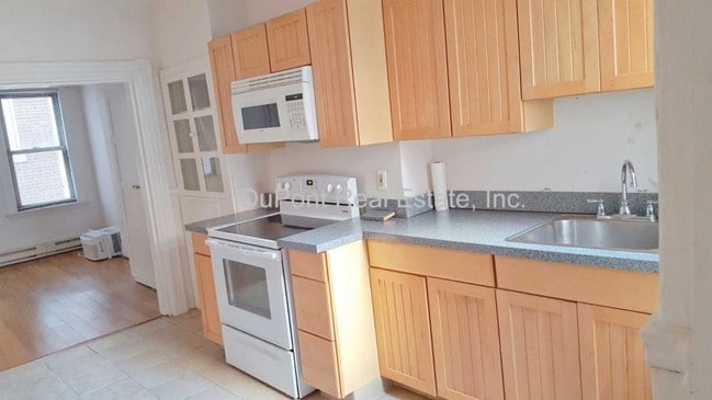 property at 3 Snelling Pl