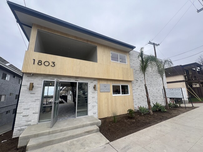 1803 Pacific Coast Hwy in Hermosa Beach, CA - Foto de edificio - Building Photo