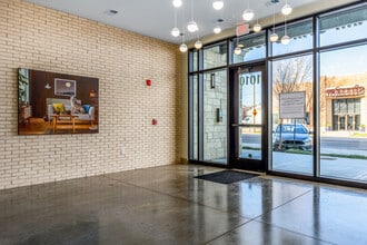 New Hampshire Lofts in Lawrence, KS - Foto de edificio - Lobby