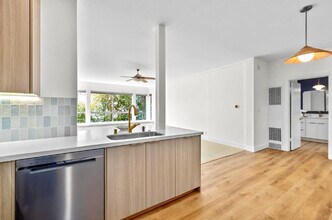 2221 Ocean Ave, Unit 202 in Santa Monica, CA - Foto de edificio - Building Photo