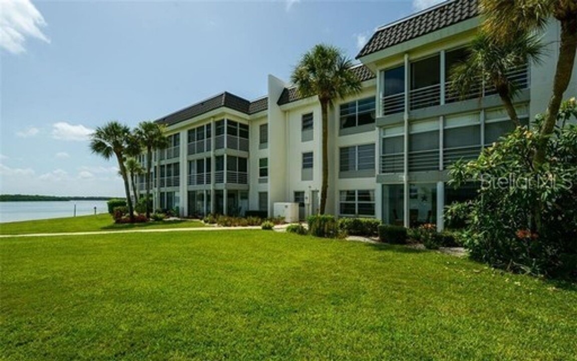 4440 Exeter Dr in Longboat Key, FL - Building Photo