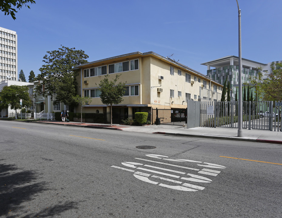 688 S Mariposa Ave in Los Angeles, CA - Building Photo