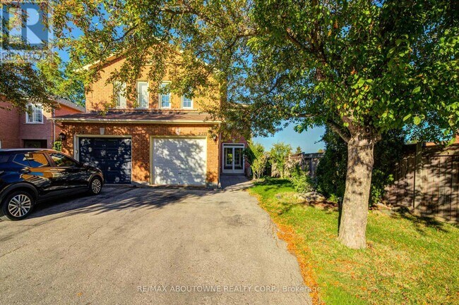 2211 Dale Ridge Dr in Oakville, ON - Building Photo - Building Photo
