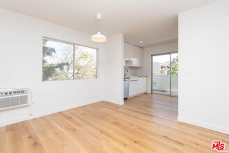 5935 Chula Vista Way in Los Angeles, CA - Building Photo - Building Photo